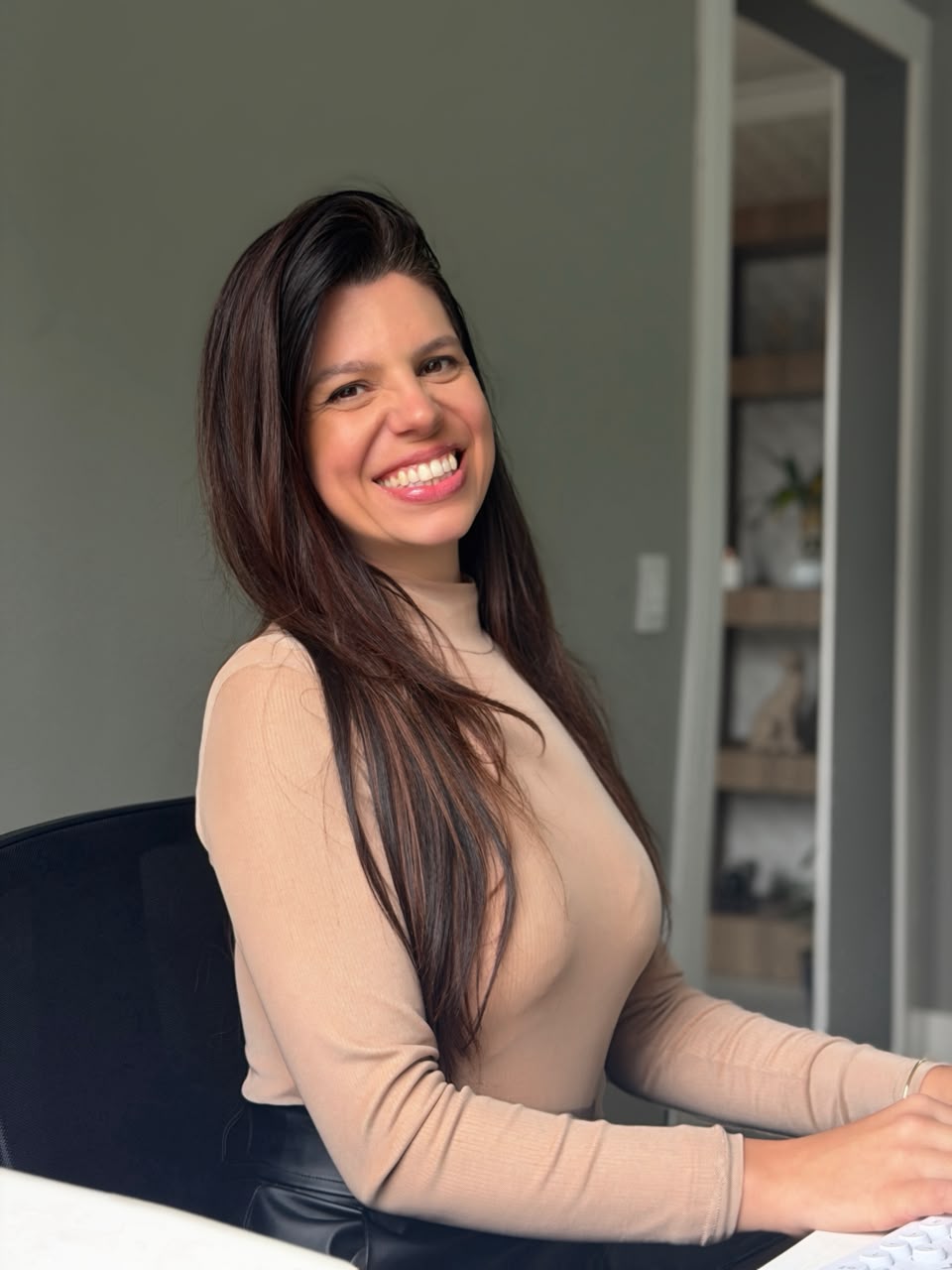 Greice Jasper, fundadora da Conexe Contabilidade, trabalhando ao notebook