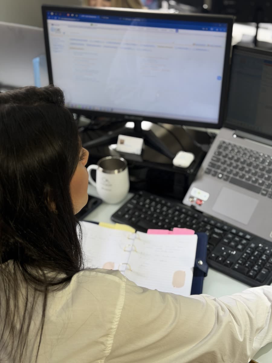 Profissional da Conexe atendendo no computador com sistemas contábeis abertos